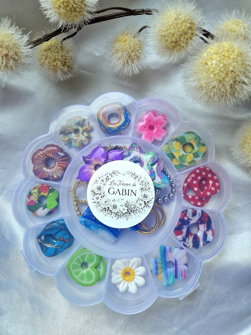 🌸Boîte de rangement avec compartiments🌸(vendue sans créoles et sans pampilles).