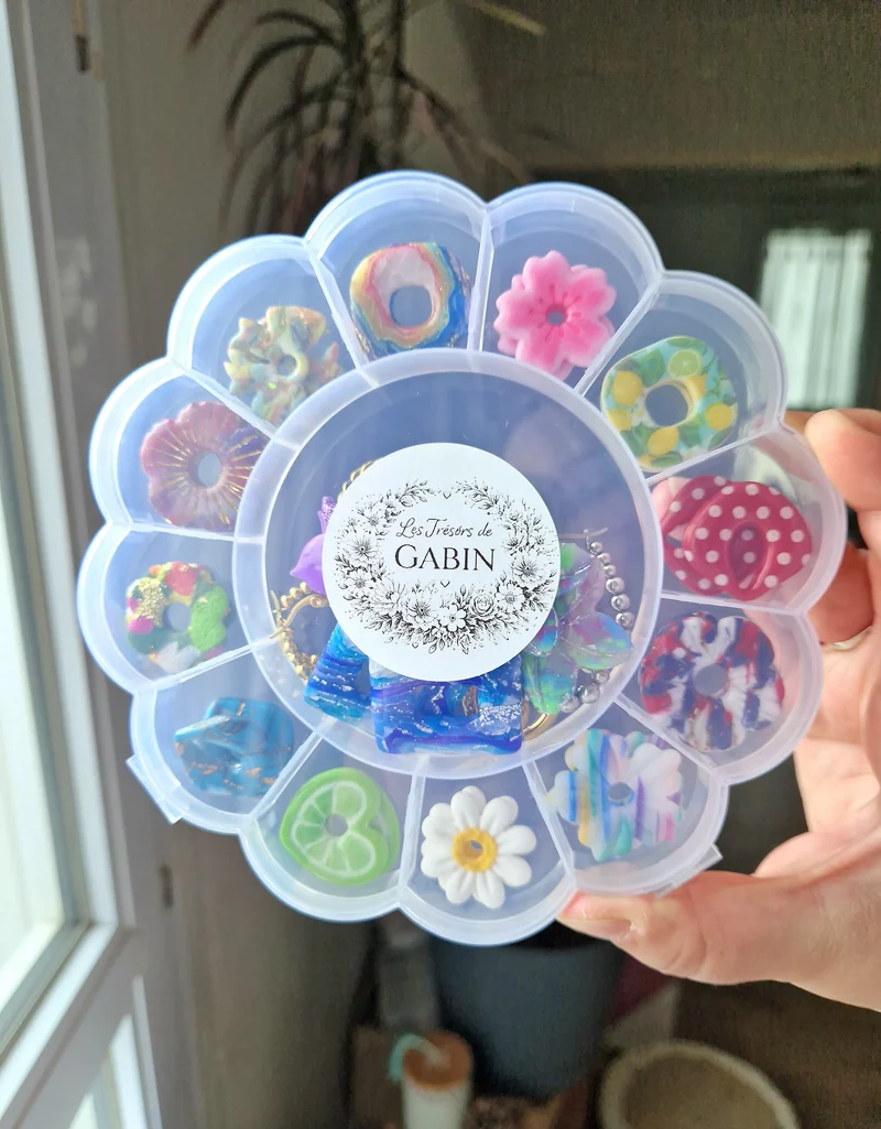 🌸Boîte de rangement avec compartiments🌸(vendue sans créoles et sans pampilles).