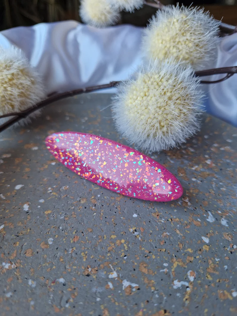 Barrette rose paillettes.